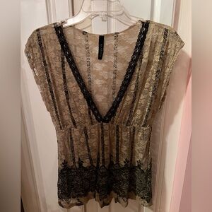 BUCKlE -Elegant Lace V-Neck Top - Black and Tan